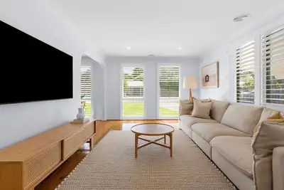 Image de Capturing all the laidback coastal cool of blissful Blairgowrie Sleeps 7