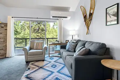 Image de Location and Privacy in This Updated Condo with Mt. Bachelor Village Amenities