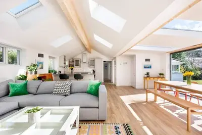 Image de Trevint - Modern beach house in Falmouth, private parking