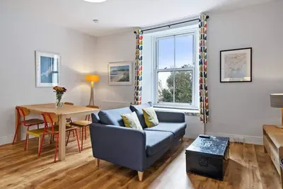 Pendennis - Bright Victorian flat, sea views, close to beach
