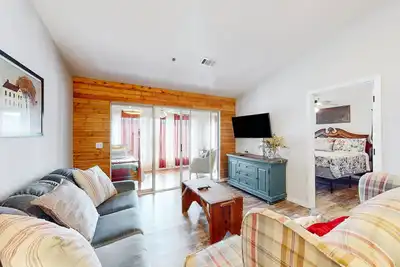 Image de Golf-adjacent condo with Ac & W/D - near Silver Dollar City - dog-friendly