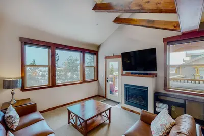 Image de Top-floor condo with private hot tub, amazing mountain view & gas fireplace