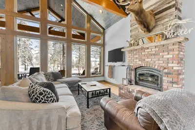 Image de Dog-friendly mountain view home with wood fireplace, washer/dryer, & patio