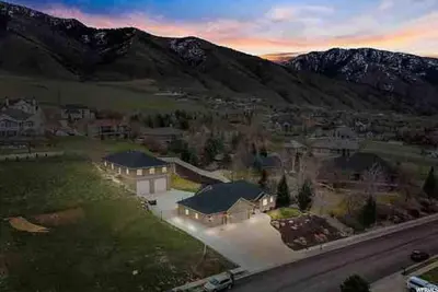 Image de Family Fun with Adventure And Relaxation! Fun Factory, Hot Tub, and Style Galore