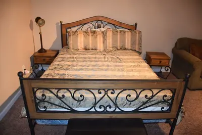Image de Complete spacious two bedroom basement with full kitchen, bathroom & pool table.