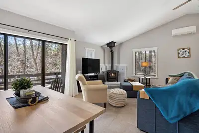 Image de End Unit, Near Downtown Quechee | Mill Run 3a