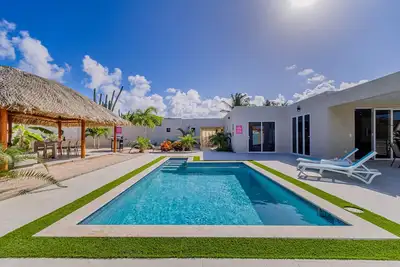 Image de Beautiful Home w/ Resort-Style Pool *Large Backyard *Tiki Hut *Bbq