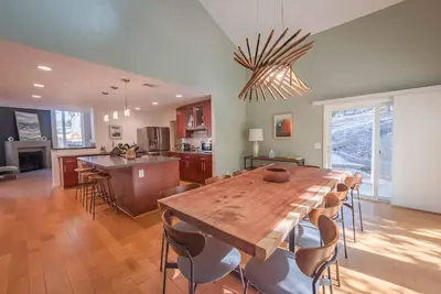 Image de 4br/3ba Home Away from Home with Exceptional Amenities!