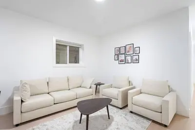 Image de Stunning Newly Furnished 2 Bdrm Suite in Surrey