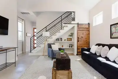 Image de InstaWorthy Modern Farmhouse + King Bed + Minutes to Downtown