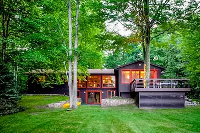 Image de Custom-designed lake house with screened porch, deck, Ping-Pong & lawn games