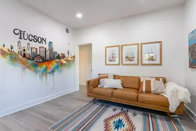 Image de Fresh bungalow just steps from University of Arizona! Sleeps six! Bring the fam!