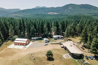 Image de Luxury 8br Lodge - Sleeps 20 and on 50 Acres of Private Land!