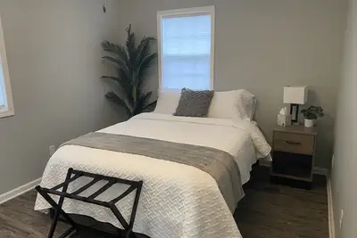 Image de Hideaway blocks from downtown.