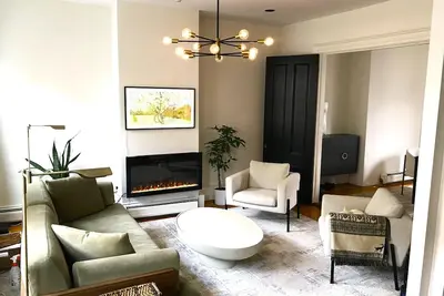 Image de 2 Story Stylish Gem- 3 bedroom 1 1/2 bath.