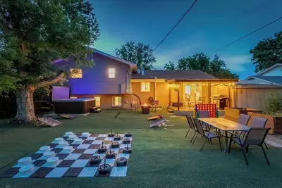 Image de Cabin in the City! Hot Tub, Theater, Game Room!