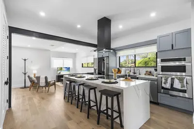 Image de Private Patio, Parking for 5 Cars, Spacious Home