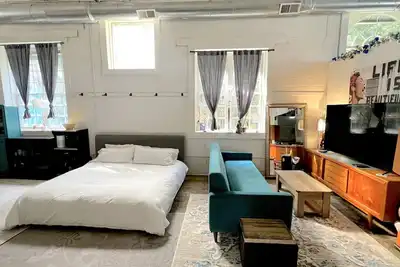 Image de BeltLine Loft 2/1 Huge Backyard, Privacy and Space