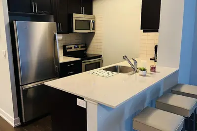 Image de Trendy Toronto Condo close to airport and downtown!