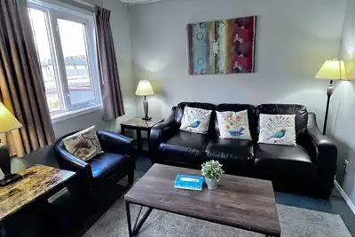 Image de Three-Bedroom Apartment 117 - Loft - Private Entrance - Self Check In-Railside