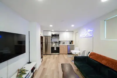 Image de Basement Unit · The Neon Spot - Work station, King bed