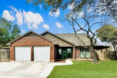 Image de Happy little get away with pool and hot tub