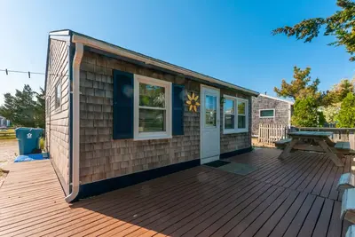 Image de Adorable cottage in private Association with East Sandwich Beach just across the street