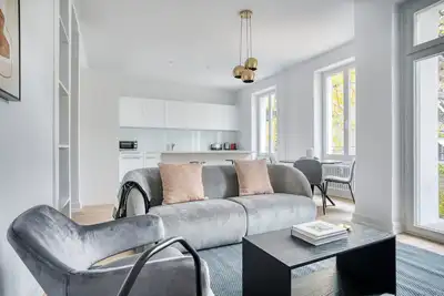 Image de Roomy Vorstädte 3. 5 Room w/ W/D & Storage, 2 min to Market, by Blueground