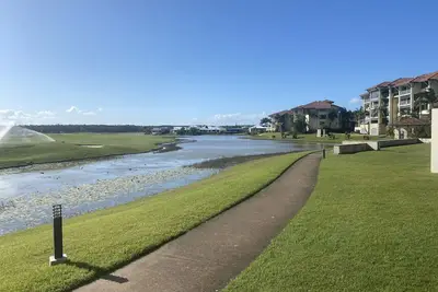 Image de 1 bedroom Resort Apartment 5 minutes from Golden Beach