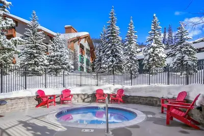 Image de Cozy Ski-In/Out Condo: Balcony, Mountain Views, Pool, Hot Tub, Gas Fireplace, Outdoor Adventures!
