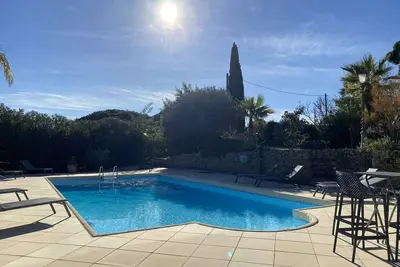 Image de Villa de Charme 5 Pièces avec Piscine Privée, Jardin Arboré, Proche Plage et Centre-ville