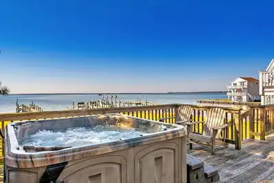 Image de 360 - Dog-Friendly Water-Front Home w/ Hot Tub & Pier!