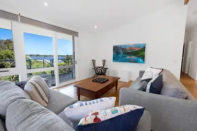 Image de Nautique: A breathtaking view of the harbour in this treed neighbourhood