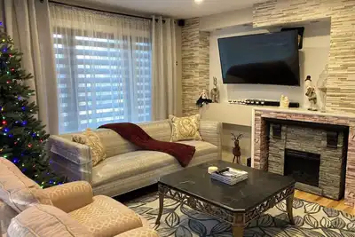 Image de Amazing 3 bedroom apt&porch  1. 8 miles from Beach 45 minutes driving to Salem Ma