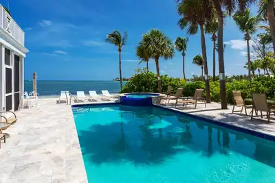 Image de Sea 2 Infinity: Beach House w/Heated Pool, Hot Tub + 2 Free Paddleboards; Walk to Rum Point Club!