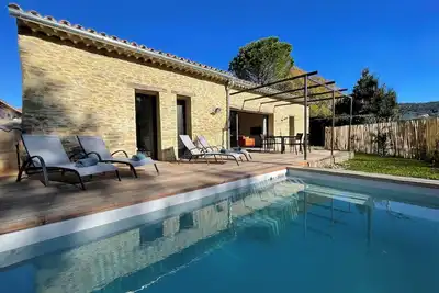 Image de Villa en pierre au pied des Dentelles de Montmirail, piscine chauffée