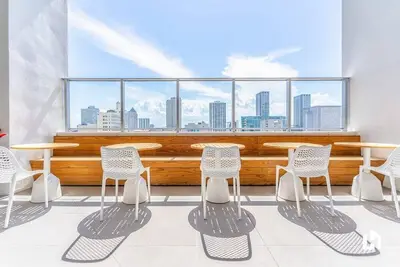 Image de Vibrant Miami Escape: Gym, Pool, & Views