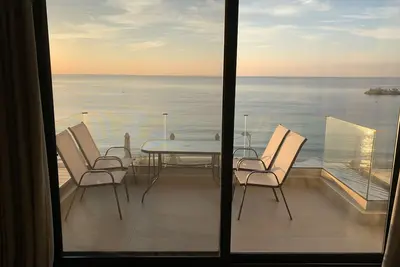Image de Appartement de vacances \"luxe urbain central\" avec vue sur la mer, terrasse et Wi-Fi.
