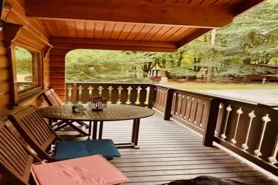 Image de Log cabin with veranda, nestled in Kenwick Park, Louth