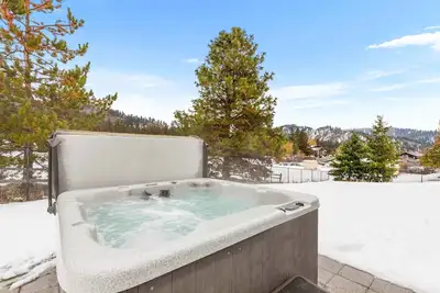 Cairn Cottage-Mtn View*Hot Tub*King Suite*Deck*Bbq