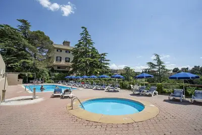 Image de Appartement de trois pièces dans Villa avec piscine, à 10 km de la mer