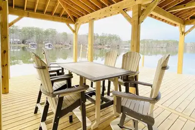 Image de New Boathouse! 5Br + Flat 1 Acre Lakefront + Kayaks + Shuffleboard + Firepit