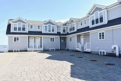 Image de Brand new tri level Ocean View Condo.
