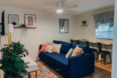 Image de Tiny Cottage w/ private courtyard steps from Historic Downtown Sanford