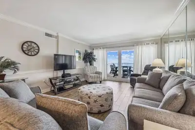 Image de New Listing! Sandy Key 515 5th floor -Beachfront view -No Hassle Check Out