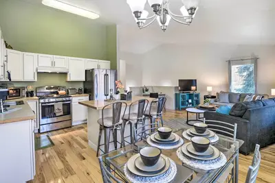 Image de Stunning Anchorage Townhome ~ 5 Mi to Dtwn!