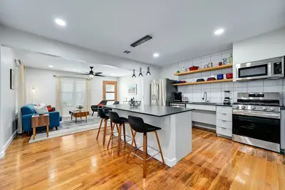 Image de Artful Urban Bungalow: Stylish Comfort in North Austin