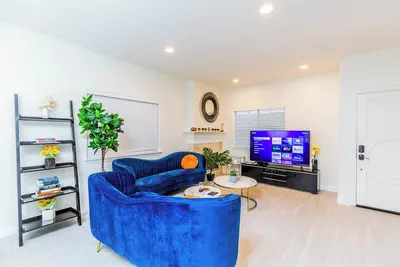 Image de Not affected by the fire/Elegant Pasadena Retreat – Prime Comfort Awaits