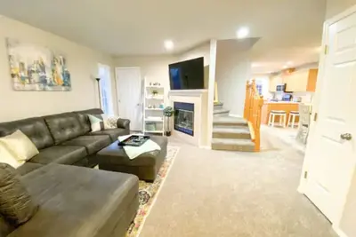 Boise Avenue Getaway, Parking for 2, yard, 3bd/3b!