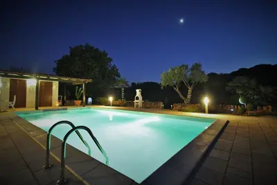 Romantic Hideaway with 10 x 5m Private Pool, air-con in the countryside